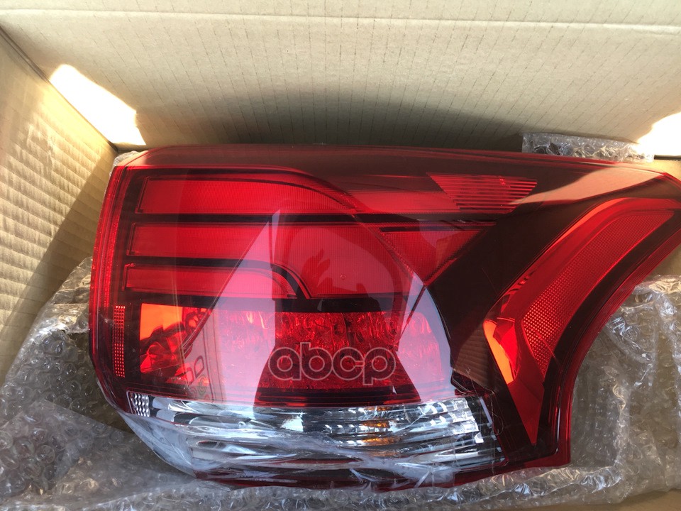 Фонарь комбинированный задний правый MITSUBISHI 8330B174 MITSUBISHI арт. 8330B174