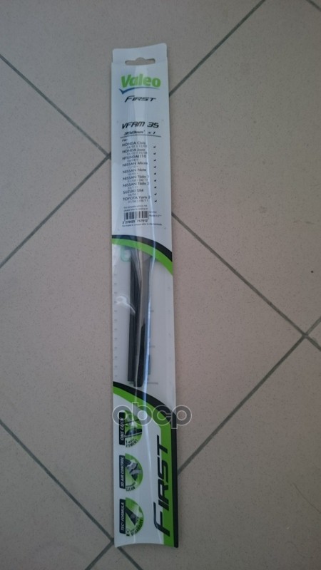 Щетка стеклоочистителя бескаркасная First 350мм Valeo арт. 575791